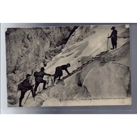 Carte postale 74 - Chamonix - Les Grands Mulets - traversee d'une crevasse - Non voyage - D Meilleure Vente