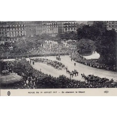Petit Prix Carte postale 75 - Revue du 14 juillet 1917 -Attendant le depart