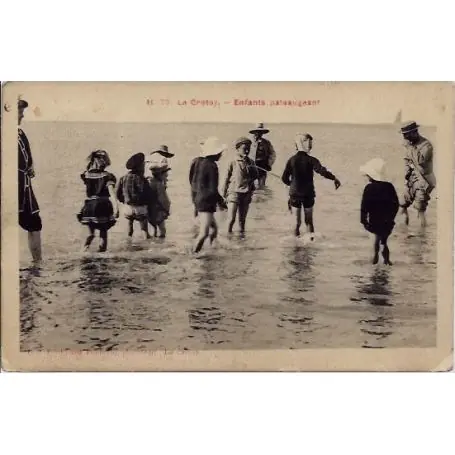 Carte postale 80 - Le Crotoy - Enfants pateaugeant - Voyage - Dos divise Prix Cassé