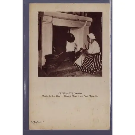 Dernière Chance Carte postale 85 - Croix-de-Vie - Musee de bise dur - devant l' Atre" au pays Maraichin """