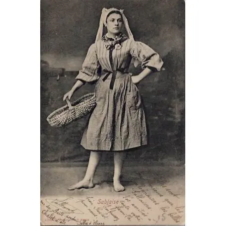 Carte postale 85 - Les sables d'Olonne -une femme en costume - sablaise- Voyage - Dos non Petit Prix