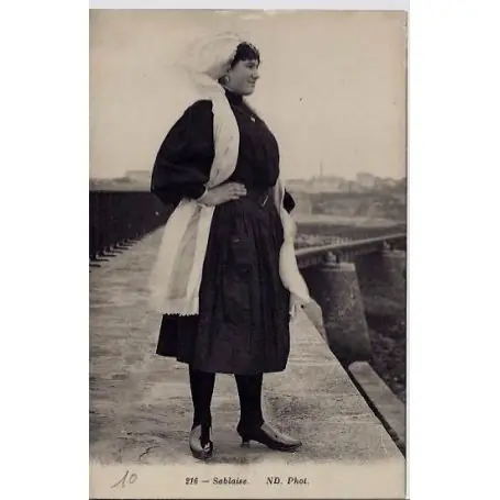 Carte postale 85 - Une femme sur un pont - Sablaise - Voyage - Dos divise Gros Lot