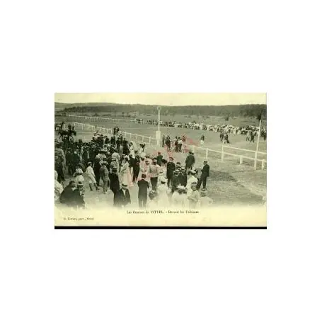 Carte postale 88 - VITTEL - LES COURSES - DEVANT LES TRIBUNES Nouveauté