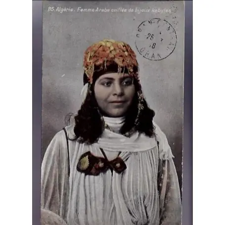 Algerie - Femme arabe coiffee de bijoux kabyles - couleur - beau plan Nouveauté