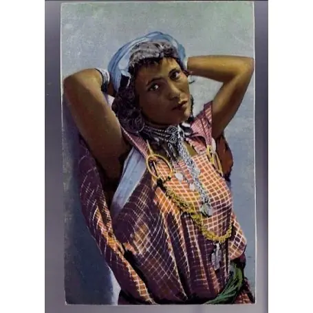 Algerie - Jeune femme - couleur - Beau plan Populaire