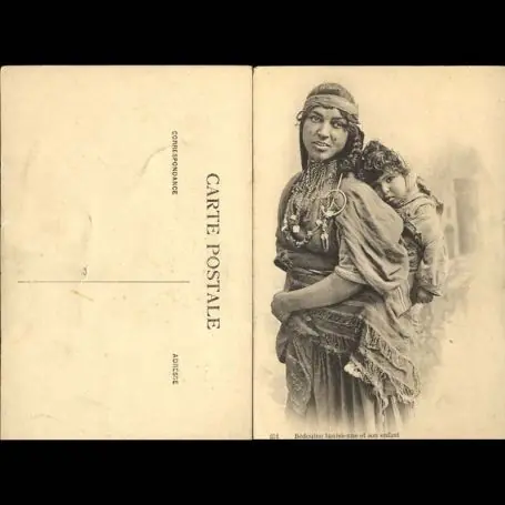 Premium Tunisie - Bedouine tunisienne portant son enfant (1)