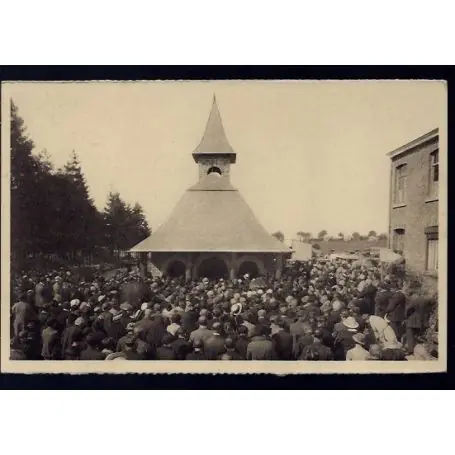 Belgique - Banneux Notre Dame - Les pelerins en priere devant la chapelle Affaire À Saisir