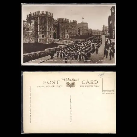 Garantie Incluse GB - Guard leaving windsor castle - Showing Henry VIII gateway
