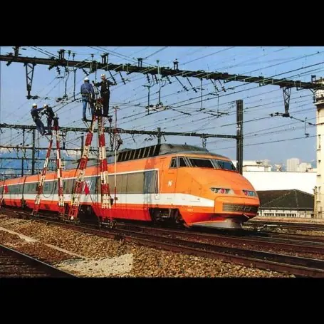 69 - Gare de Lyon Perrache - Les Ecureuils travaillent devant le chantier de croix Barret tandis que passe la rame TGV S Dernier Modèle
