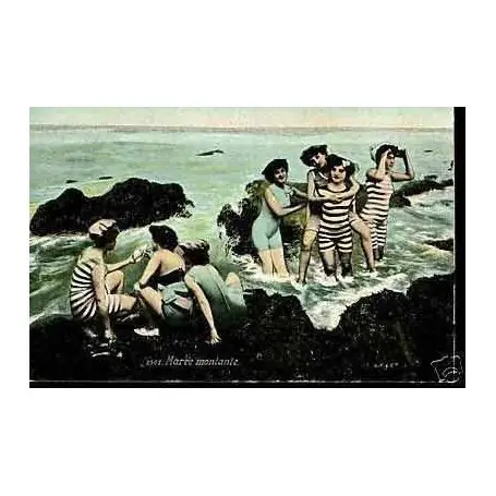 Jeunes femmes a la mer a maree montante Meilleure Vente