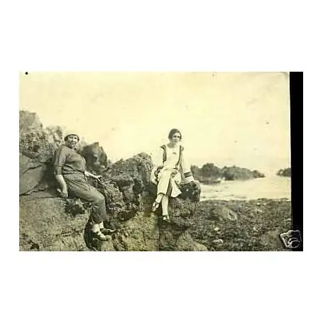 Carte-photo - Deux jeunes femmes sur les rochers Prix Choc