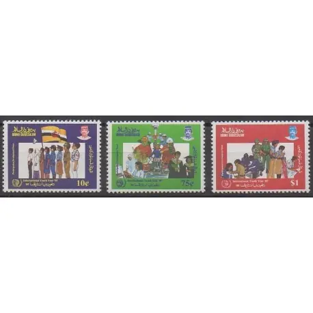 Brunei - 1985 - No 324/326 - Enfance Petit Prix